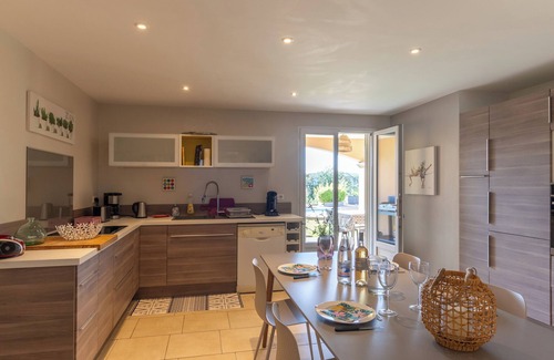 Saint-Privat Casa | Casa de vacaciones "Logement Spacieux Agréable" con vistas a la montaña, piscina privada y Wi-Fi
