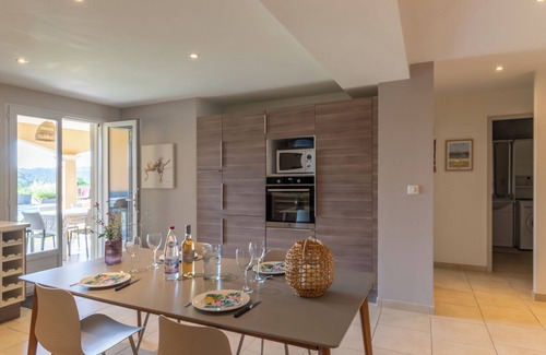 Saint-Privat Casa | Casa de vacaciones "Logement Spacieux Agréable" con vistas a la montaña, piscina privada y Wi-Fi