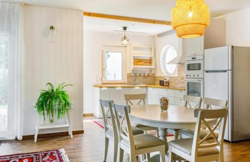 Balatonoszod Casa | Holiday Home Sunstreet by Interhome