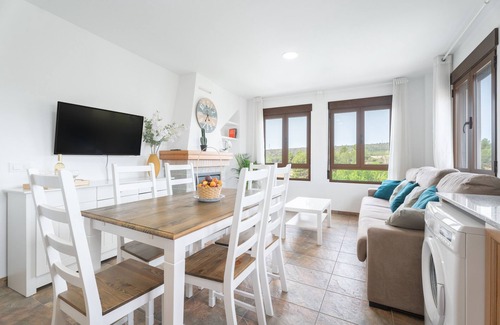 Benafer Casa | Casa de vacaciones 'Torre Buen Aire Con bañera de hidromasaje' con vistas a la montaña y balcón