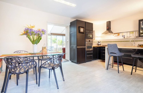Kerlaz Casa | Casa de vacaciones 'Ty Heol À 800m De La Plage' con terraza privada, jardín compartido y Wi-Fi