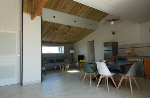 Cleder Casa | Holiday Home 'Ty Reuniou - La Grange' with Sea View, Shared Terrace and Wi-Fi