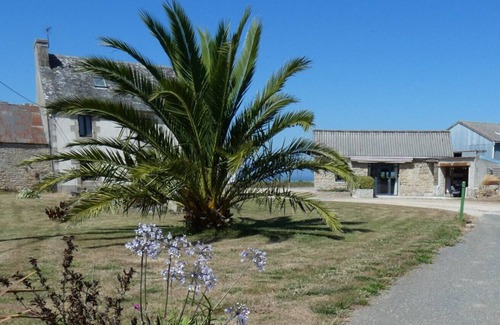 Cleder Casa | Holiday Home 'Ty Reuniou - La Grange' with Sea View, Shared Terrace and Wi-Fi