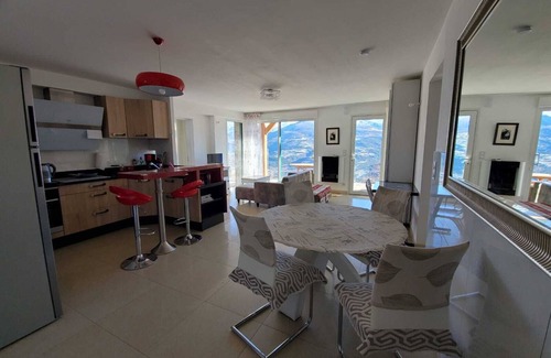 Puy-Sanieres Casa | Casa de vacaciones 'Un Coin De Paradis À Puy Sanières' con vistas al lago, terraza privada y Wi-Fi
