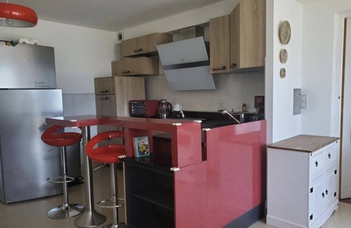 Puy-Sanieres Casa | Casa de vacaciones 'Un Coin De Paradis À Puy Sanières' con vistas al lago, terraza privada y Wi-Fi