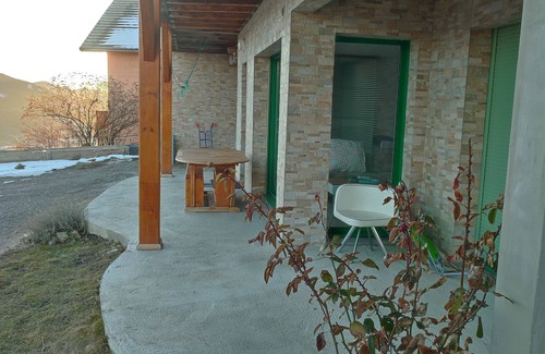 Puy-Sanieres Casa | Casa de vacaciones 'Un Coin De Paradis À Puy Sanières' con vistas al lago, terraza privada y Wi-Fi