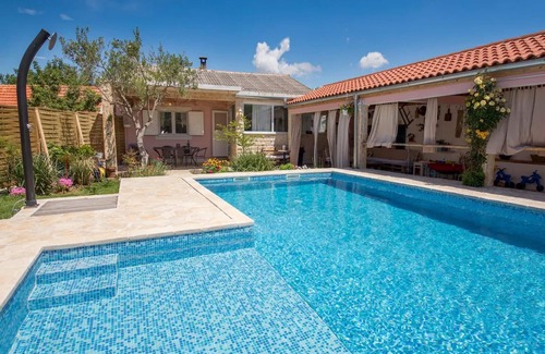 Brnjica Casa | Holiday Home Velini Dvori