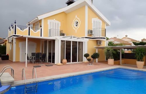 Mazarrón Casa | Casa de vacaciones 'Villa Casa del Sol' con vistas a la montaña, piscina y wifi