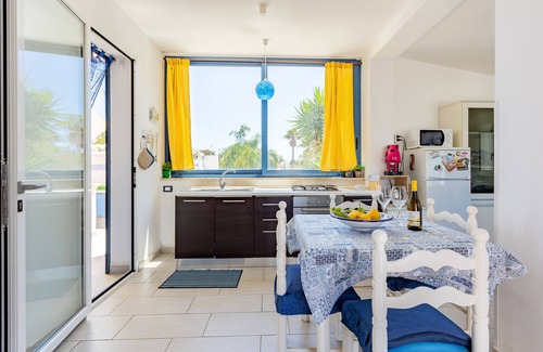 Triscina Casa | Holiday Home 'Villa Sunshine' with Sea View, Private Terrace and Wi-Fi