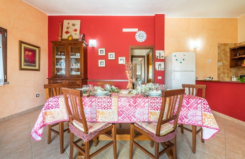 Solanas Casa | Casa de vacaciones 'Villetta Bacio Del Sole' con vistas a la montaña y terraza privada