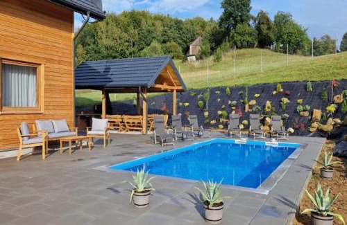 gmina Iwierzyce Casa | Holiday Home Wi niowa with Pool and Mountain Views