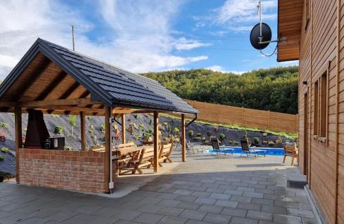 gmina Iwierzyce Casa | Holiday Home Wi niowa with Pool and Mountain Views