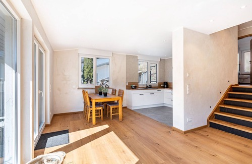 Schmallenberg Casa | Apartamento 'Wiese' con terraza privada, jardín compartido y Wi-Fi