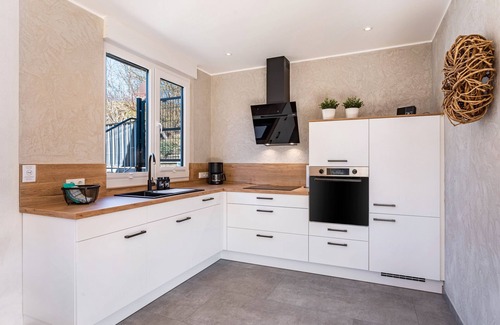 Schmallenberg Casa | Apartamento 'Wiese' con terraza privada, jardín compartido y Wi-Fi