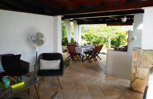 Cove Makarac (Milna) Apartamento | Holiday Home Willy