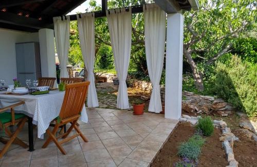 Cove Makarac (Milna) Apartamento | Holiday Home Willy