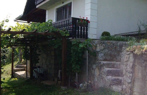 Semic Casa | Casa vacacional con jardín