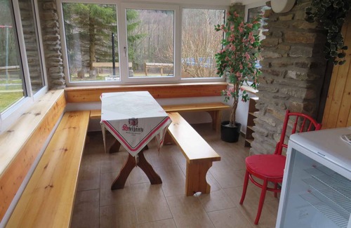 Svinna Casa | Casa vacacional Con chimenea, sauna, sala de juegos y piscina climatizada.