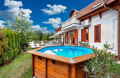 Balatonbereny Casa | Casa vacacional Con bonito mobiliario, piscina, aire acondicionado.