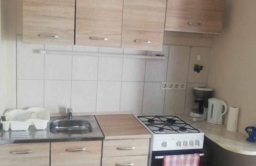Keszthely Casa | Casa vacacional con amplio jardín, parque infantil y parking cerrado.
