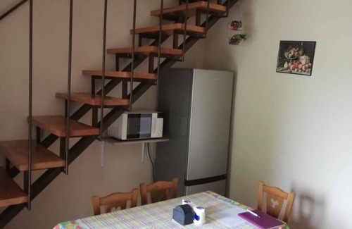 Keszthely Casa | Casa vacacional con amplio jardín, parque infantil y parking cerrado.