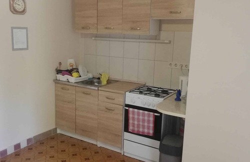 Keszthely Casa | Casa vacacional con amplio jardín, parque infantil y parking cerrado.