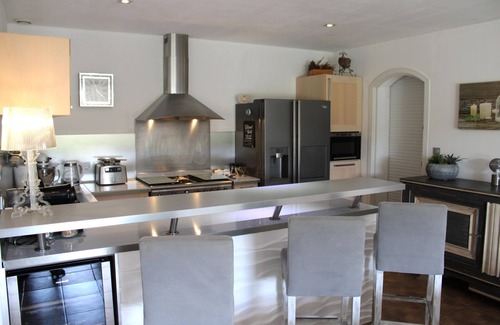 Dauphin Casa | Casa vacanze con ampio giardino e piscina