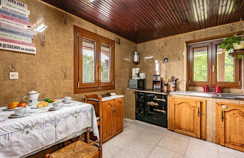 San Juan de Parres Casa | Casa de vacaciones con vistas a la montaña, piscina climatizada y jardín infantil