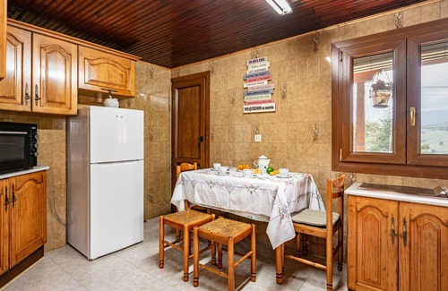 San Juan de Parres Casa | Casa de vacaciones con vistas a la montaña, piscina climatizada y jardín infantil