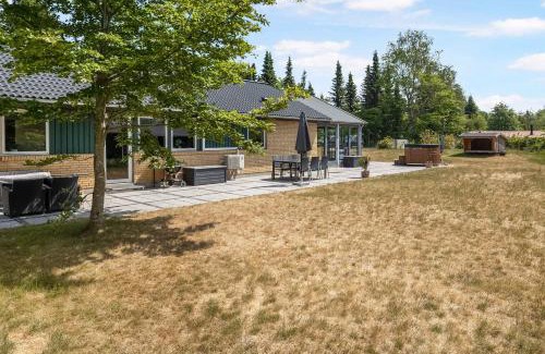 Hoensinge Casa | Holiday Home With Outdoor Jacuzzi And Shelter