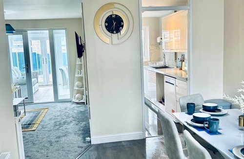 Colchester Casa | Holiday Home with Parking , Near Colchester Zoo