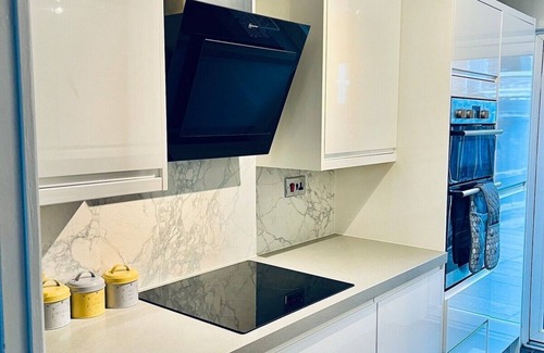 Colchester Casa | Holiday Home with Parking , Near Colchester Zoo