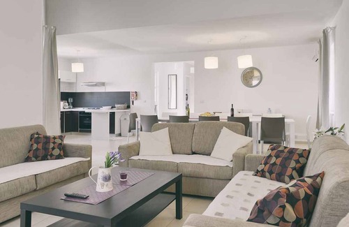 Muzini Casa | Casa vacacional con piscina y aire acondicionado