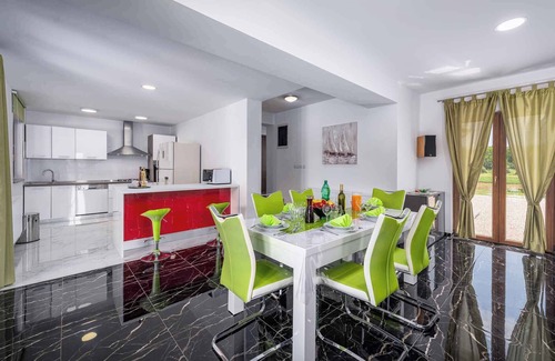 Karojba Casa | Casa vacacional con pisicna en zona tranquila