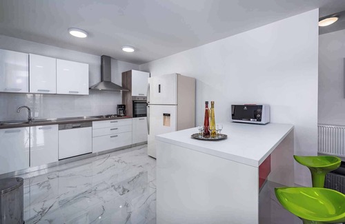 Karojba Casa | Casa vacacional con pisicna en zona tranquila