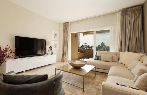 Elviria Apartamento | Holiday home, with sea views, south facing and close to the golf course and the beach, in Elviria Hills