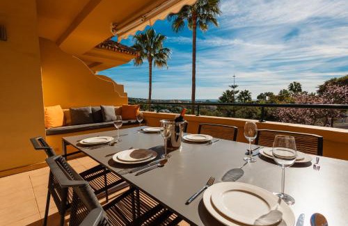 Elviria Apartamento | Holiday home, with sea views, south facing and close to the golf course and the beach, in Elviria Hills