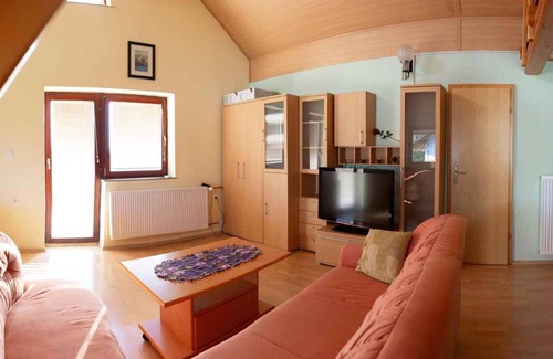 Bostanj Casa | Casa vacacional con terraza y aire acondicionado