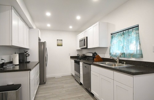 Michigan City Casa | Holiday House! Fully Renovated House, Minutes to EVERYTHING, Pet Friendly!