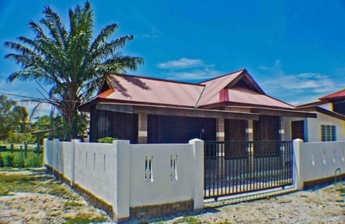 Lubok Buaya Casa | Casa de vacaciones en construcción tradicional de madera con cultivo masivo