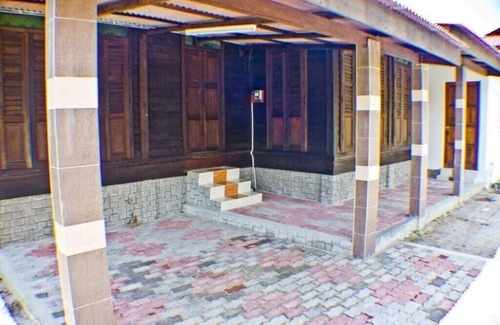 Lubok Buaya Casa | Casa de vacaciones en construcción tradicional de madera con cultivo masivo