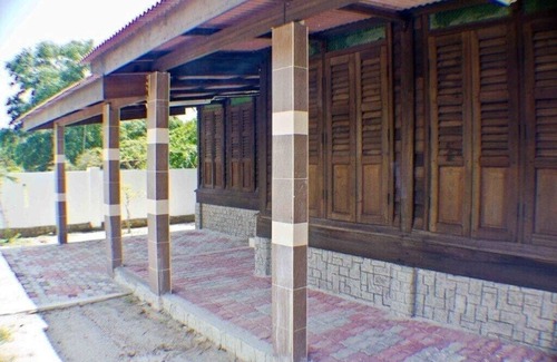 Lubok Buaya Casa | Casa de vacaciones en construcción tradicional de madera con cultivo masivo