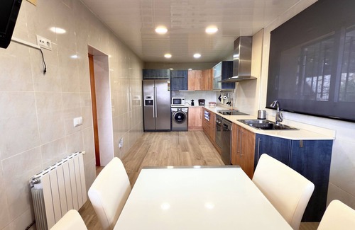 Vidreres Casa | Casa de vacaciones en Vidreres con piscina y pista basket privada