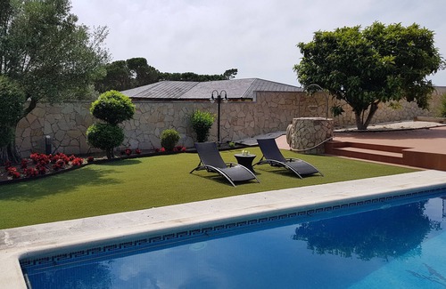 Vidreres Casa | Casa de vacaciones en Vidreres con piscina y pista basket privada
