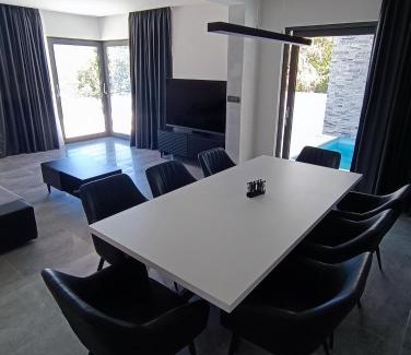 Borak Casa | Holiday House "M" Omiš - Newly renovated house with swimming pool, 3 rooms, gym, large terrace with amazing view on town and 6 parkplaces