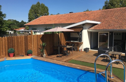 Pontenx-les-Forges Casa | Casa de vacaciones MIMIZAN, Terraza de madera muy cálida, piscina privada.