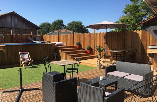Pontenx-les-Forges Casa | Casa de vacaciones MIMIZAN, Terraza de madera muy cálida, piscina privada.