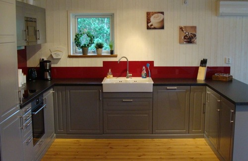 Hultsfred Casa | Casa de vacaciones NERBJÄRKEN, zona tranquila, a 150 metros del lago, embarcadero, barco, bañera de hidromasaje.