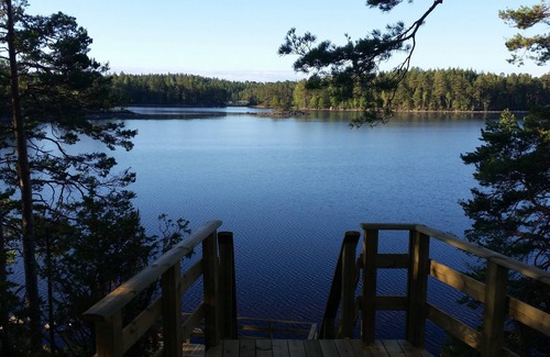 Hultsfred Casa | Casa de vacaciones NERBJÄRKEN, zona tranquila, a 150 metros del lago, embarcadero, barco, bañera de hidromasaje.