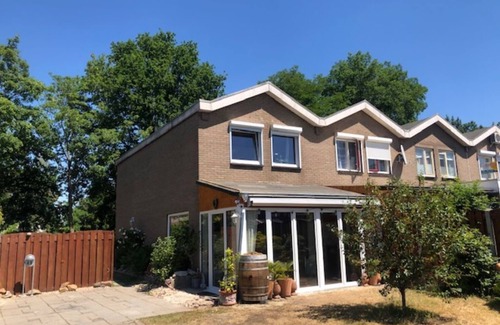 Tegelen Casa | Casa de vacaciones - recientemente renovado - amoblado con gusto con terraza y jardín